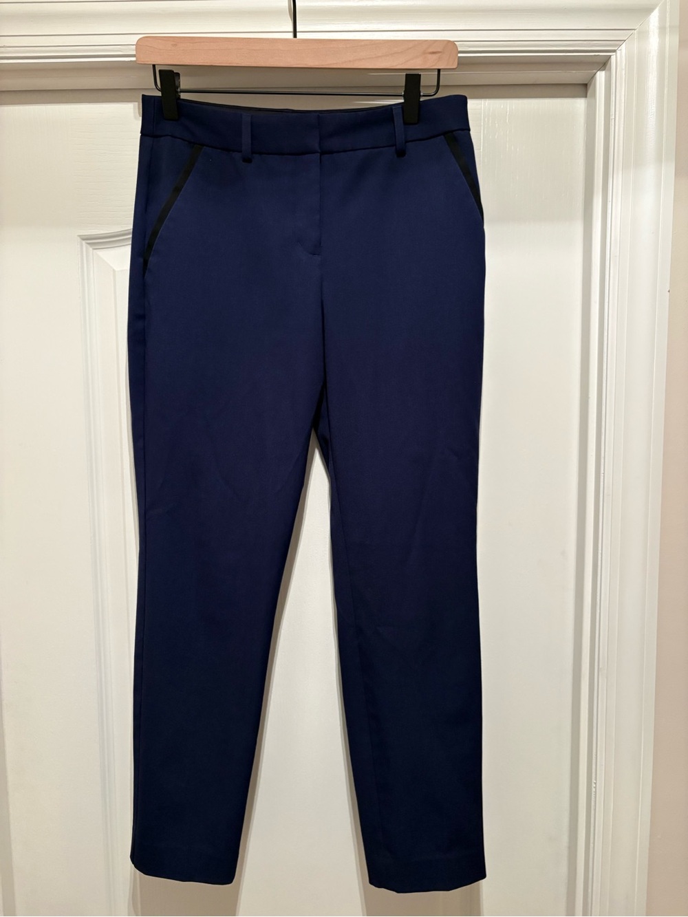 Women’s Express Columnist Ankle navy blue pants w/contrasting black trim size 4